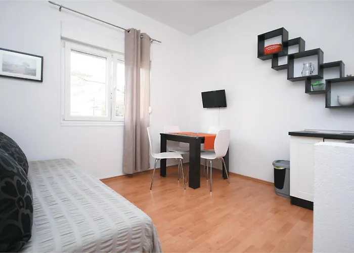 Appartement Stunning In With Kitchen